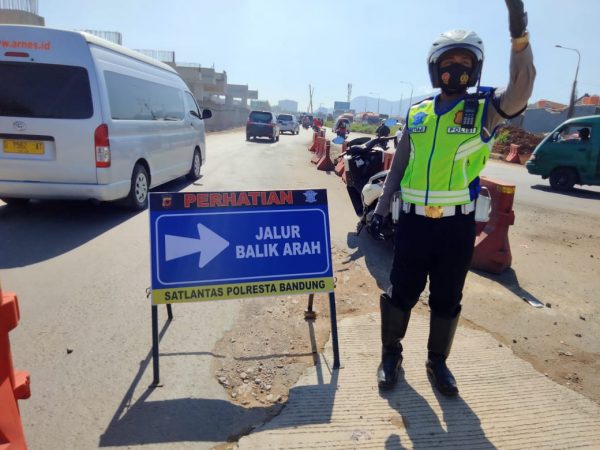 Hari Pertama Larangan Mudik Lebaran, Polresta Bandung Putar Balik 320 Kendaraan