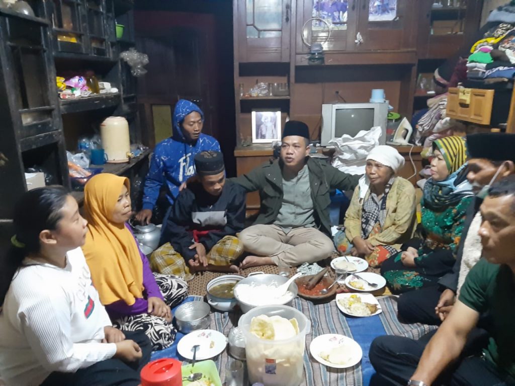 Usai Dilantik, Kang DS Sahur Bersama di Rumah Warga Miskin