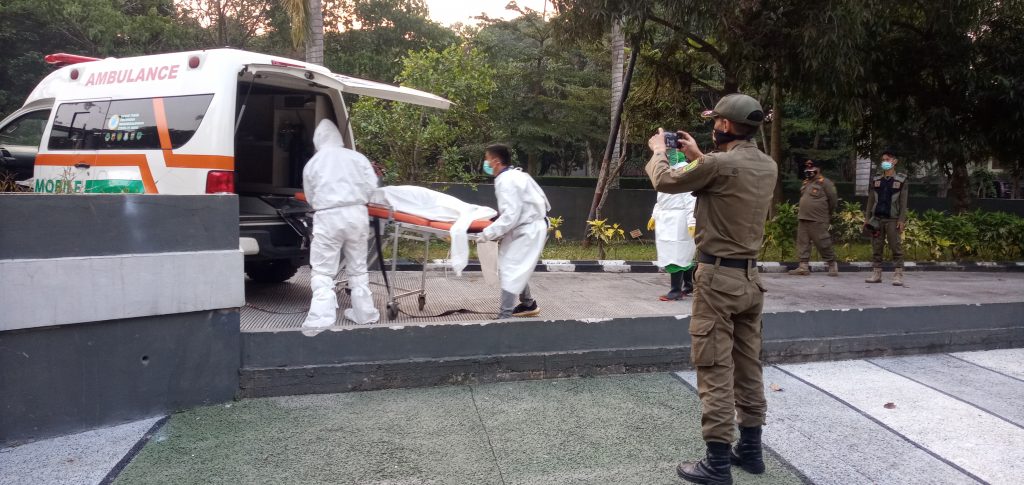 Korban Sekarat Dibawah Tangga Masjid Al Fathu Berhasil Dievakuasi, Diduga Epilepsi