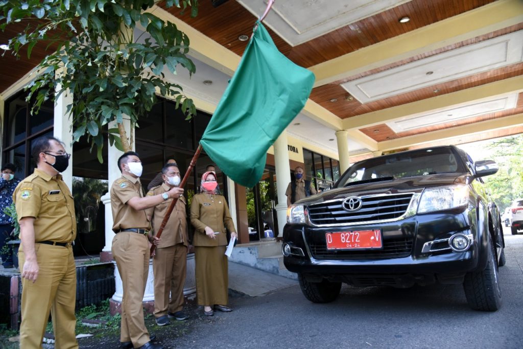 Bantuan Pangan bagi Warga Isoman, Bupati Bandung Do’akan Mereka Segera Pulih