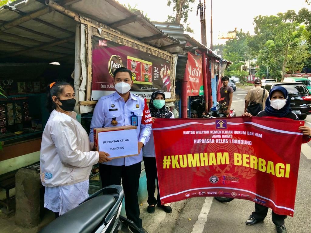 Rupbasan Bandung Bagikan Bansos Kepada Warga Terdampak PPKM Darurat