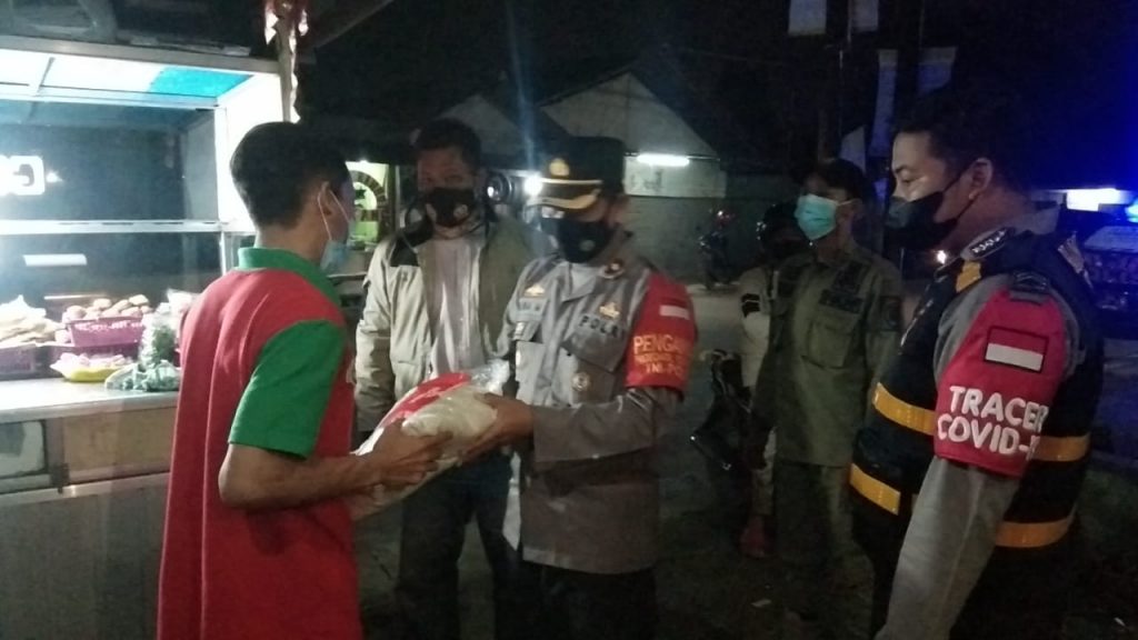 Selain Melakukan Penegakan disipilin PPKM, Polsek Margahayu Bagikan Sembako ke PKL