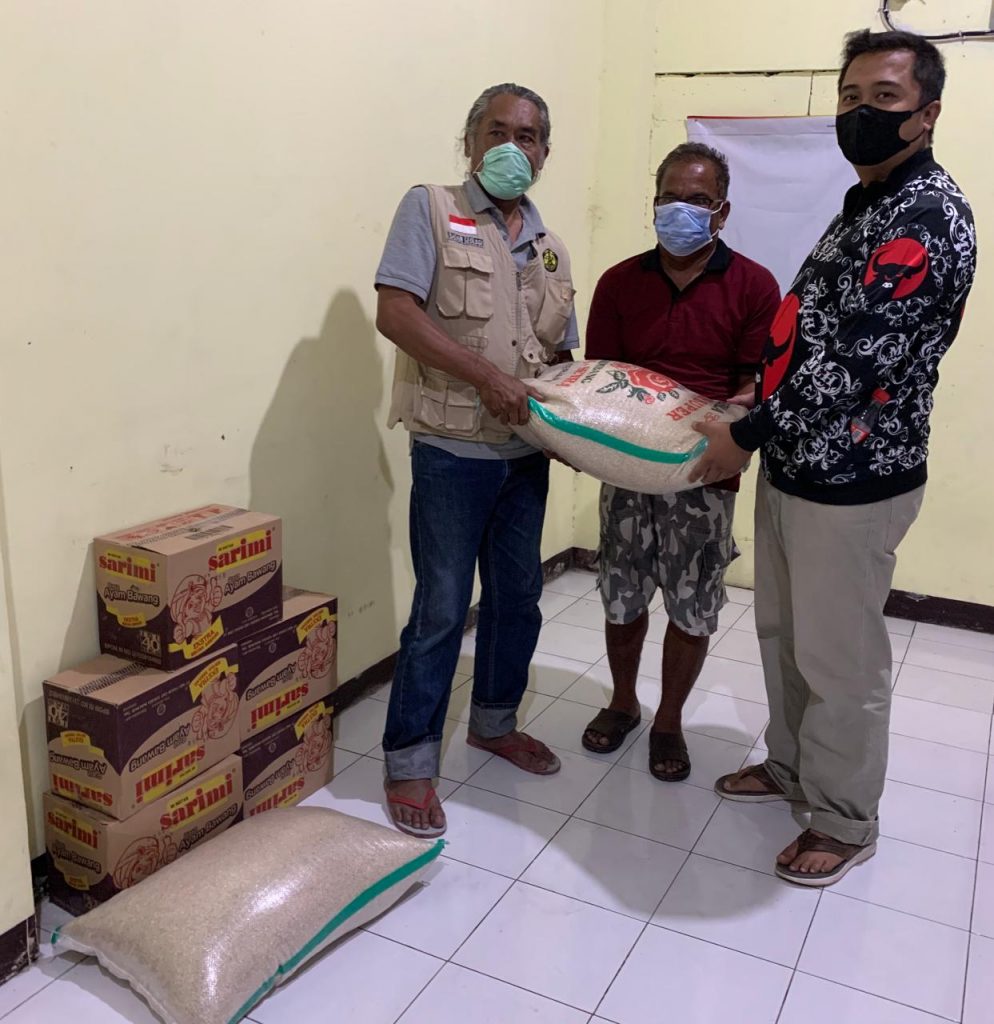 Demi Mengurangi Dampak Pandemi, Luthfi Bagikan Sembako secara Pribadi