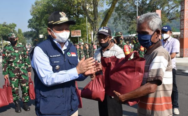 Forkopimda Sumedang Distribusikan Ribuan Paket Beras dari Sekretariat Presiden RI