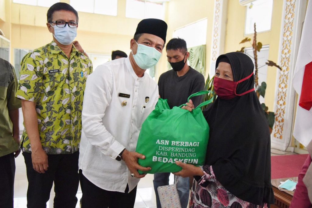 ASN Kabupaten Bandung Sumbangkan Ribuan Paket Sembako Bagi Masyarakat Non DTKS