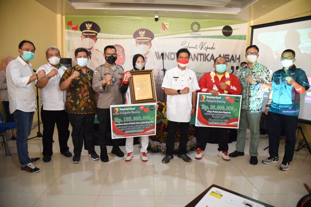 Bupati Bandung Berikan Bonus Rp 155 Juta, Windy Cantika Aisah Diberi Julukan ‘BEDAS’