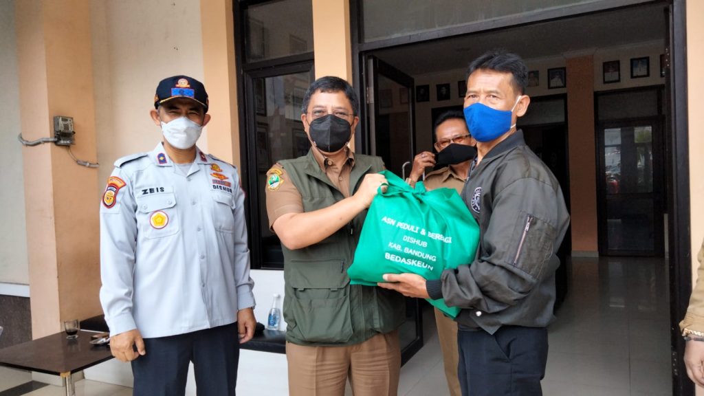 Gunakan Bus Wisata, Dishub Kab Bandung Bagikan Ratusan Paket Sembako