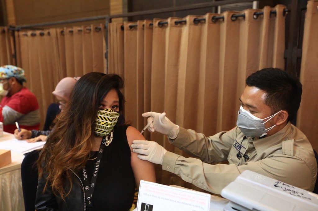 Pegawai Swalayan di Kota Bandung 100 Persen Tervaksin