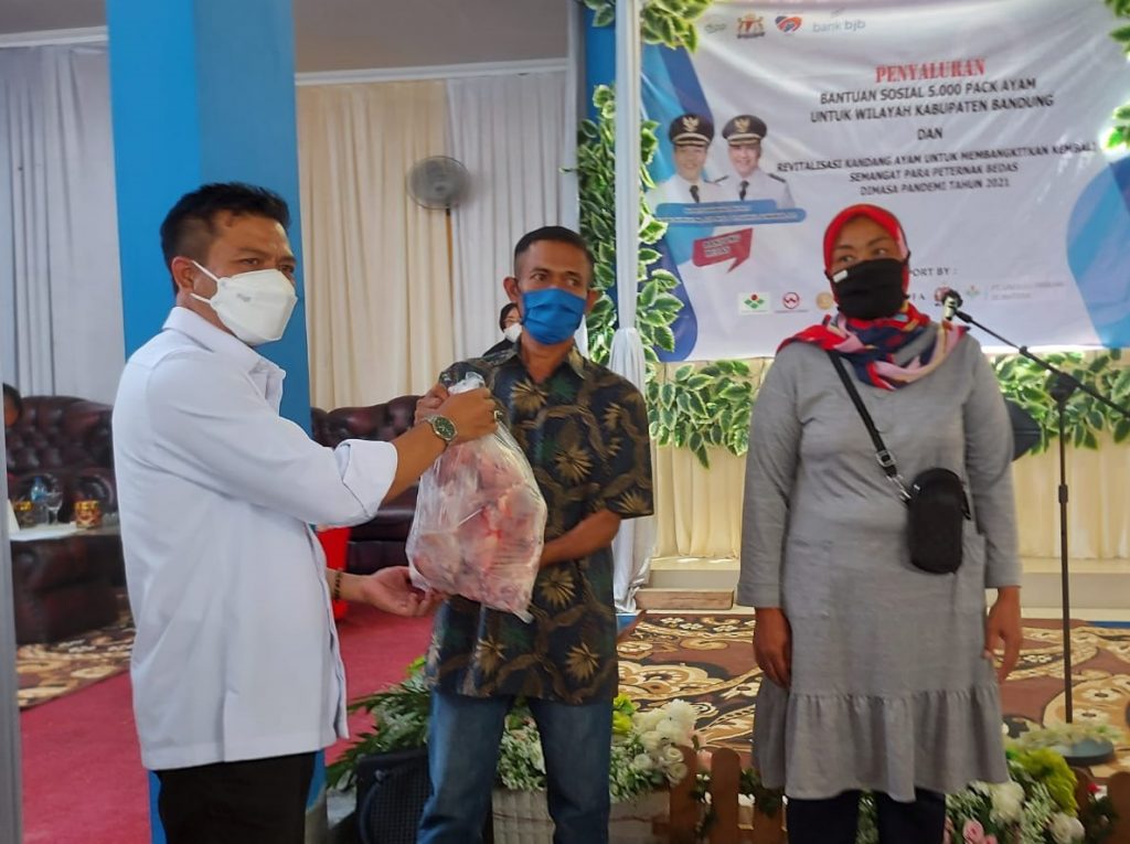 Peduli Terdampak Pandemi, RPH Ini Bagikan Daging Ayam ke Warga Sekitar