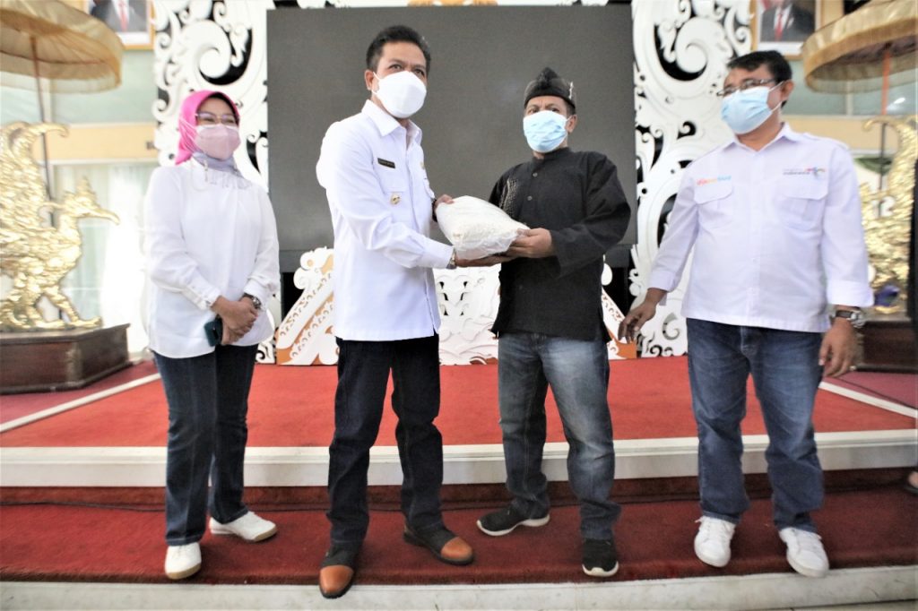 Pemkab Bandung Salurkan 25 Ton Beras Untuk Pelaku Seni