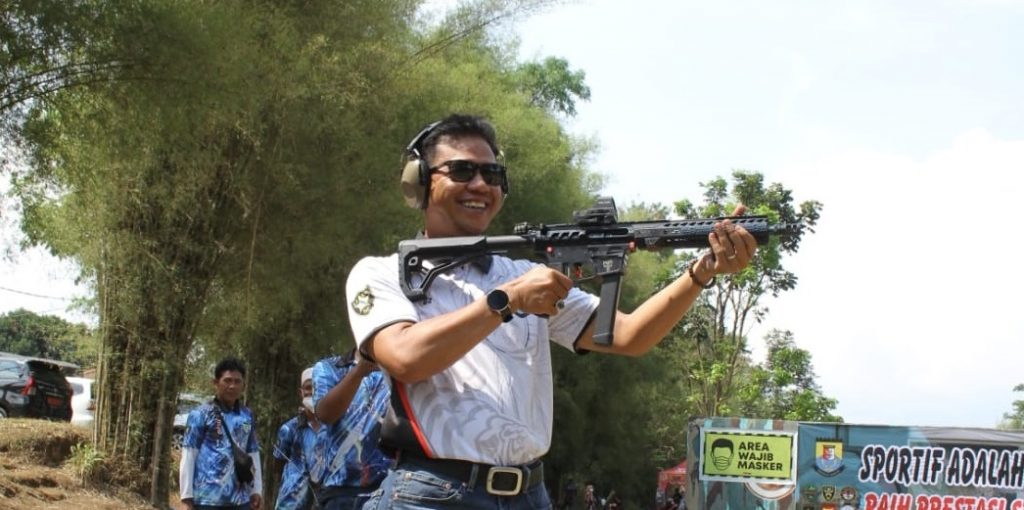 Kang DS Unjuk Kebolehan Menembak di Bupati Bandung Championship 2021