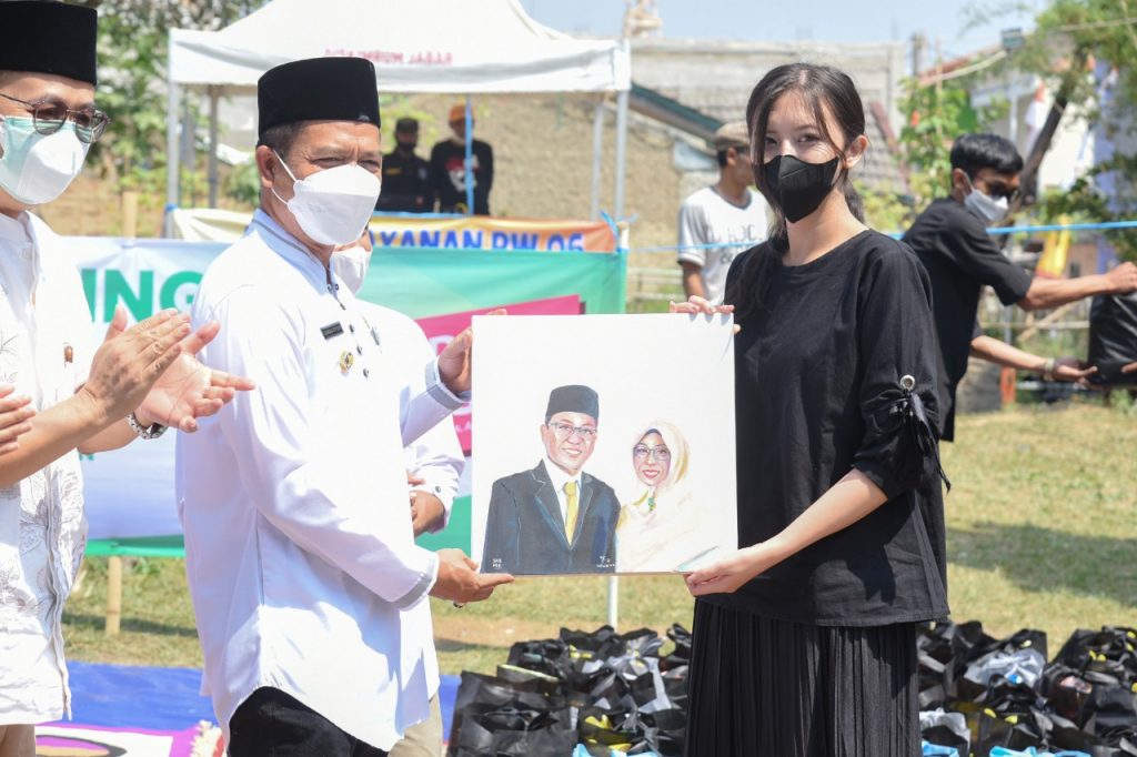 Kunjungi Taman Kuliner, Kang DS Santuni Anak Yatim dan Lansia