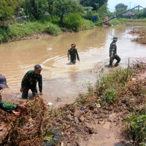 Sektor 21 Satgas Citarum Sub 17 Bersihkan Sungai Citarik Di Sasak Tilu