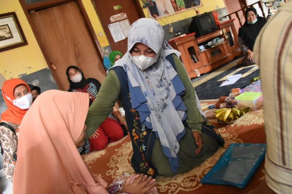 Emma Dety Bertakziah ke Rumah Anak Korban Pembunuhan