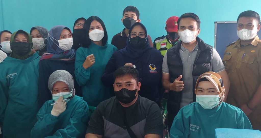 Tia Fitriani Fasilitasi Vaksinasi Ribuan Warga Pelosok Desa