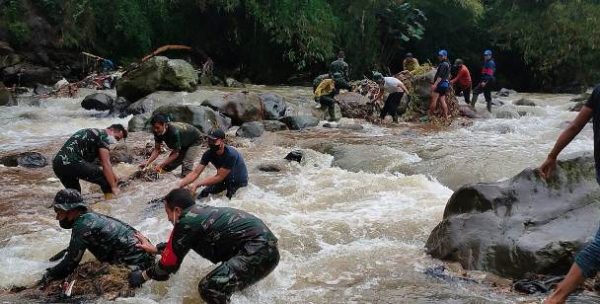 Hujan Deras Tak Surutkan Semangat Personel Satgas Citarum Dan Warga Untuk Bersihkan Sampah