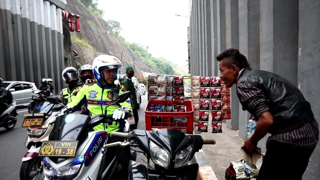Sat Lantas Polresta Bandung Himbau Pedagang Tak Berjualan di Terowongan Lingkar Nagreg