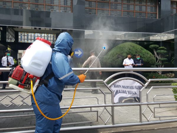 Unik, Aksi Damai JBN di Bank Bjb Semprotkan Disinfektan