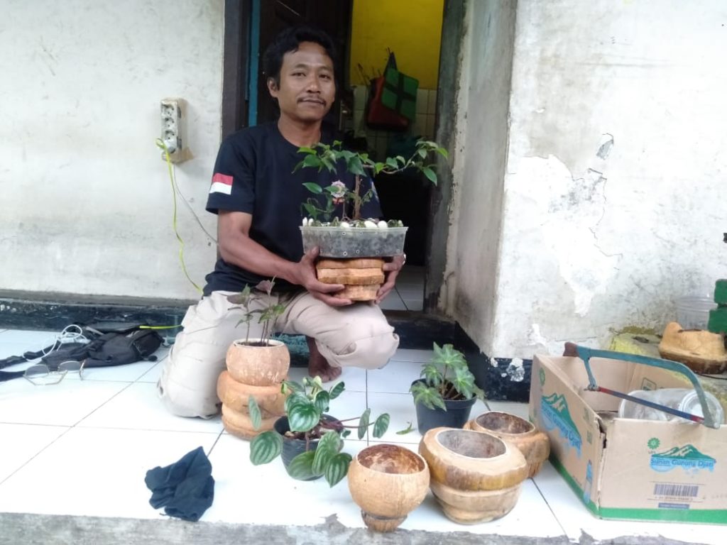 Bekas Kelapa Muda Didaurulang Jadi Pot Bunga
