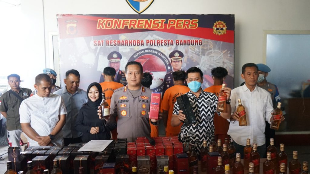 Polresta Bandung Berhasil Ungkap Kasus Home Industri Miras Impor Oplosan
