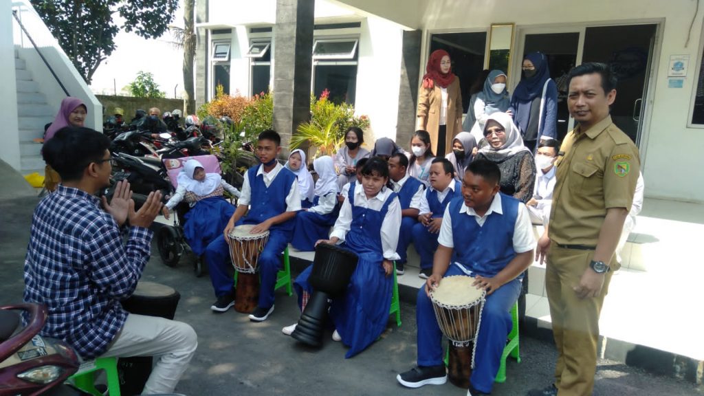 Belasan Warga Berkebutuhan Khusus Mainkan Alat Musik Jimbei