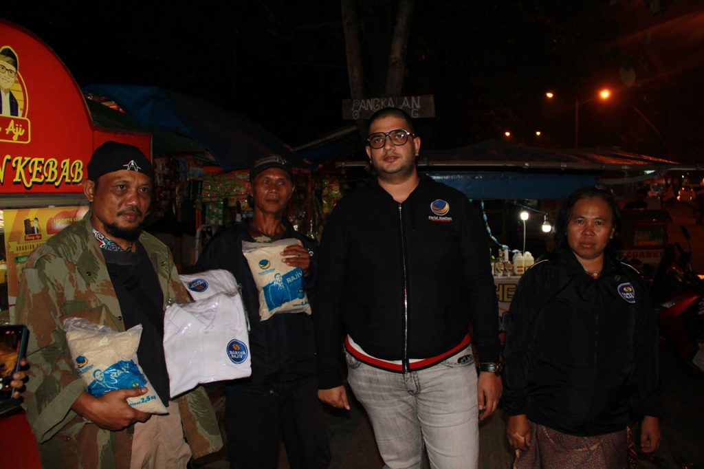 Rajiv Blusukan Menyapa Masyarakat Sambil Membagikan Paket Sembako