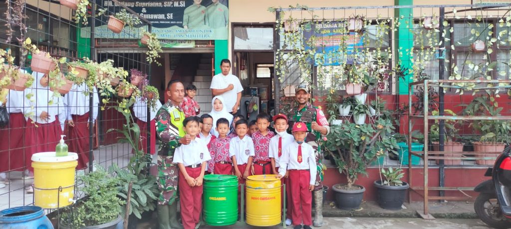 Satgas Citarum Harum Bagikan Tong Sampah ke Sekolah