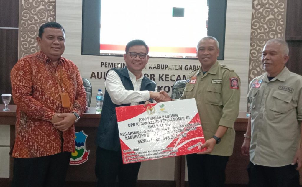 Ace Hasan Salurkan Bantuan Lumbung Sosial Di Kabupaten Garut