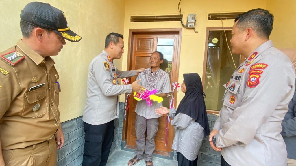 Polri Peduli, Kapolresta Bandung Resmikan Bedah Rumah di Baleendah