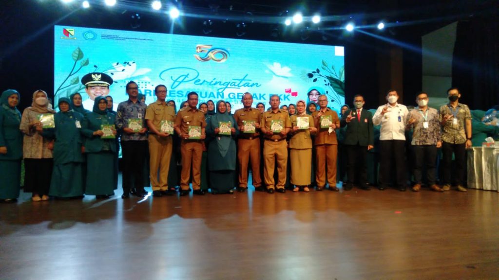 Pertama di Indonesia, Bunda Literasi Menulis Buku “Aku Pahlawan Lingkungan”