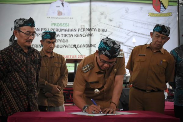 Bupati Bandung Terima Penyerahan PSU Kompleks Permata Biru Desa Cinunuk