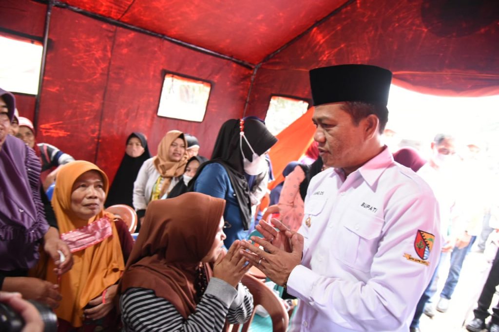 Bupati Bandung Temui Warga Korban Bencana Angin Puting Beliung di Cimenyan