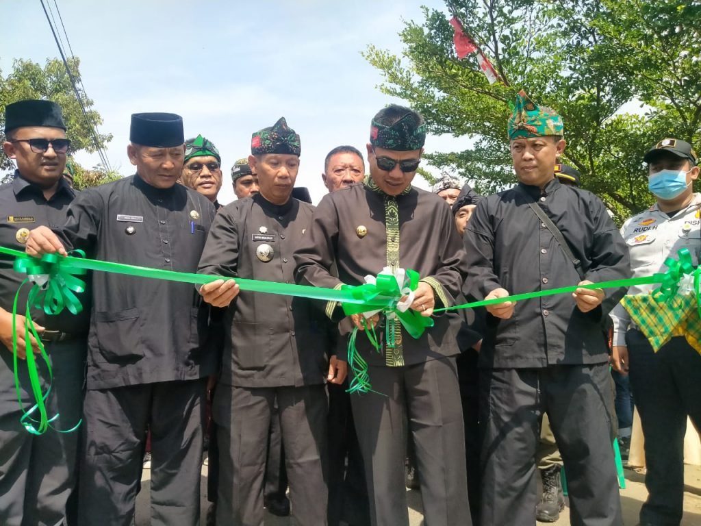 Jalan Rabat Beton Selesai Dibangun, Bupati Bandung Langsung Gunting Pita