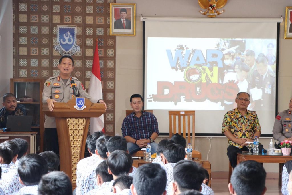 Kapolresta Bandung Goes to School Cegah Kenakalan Remaja