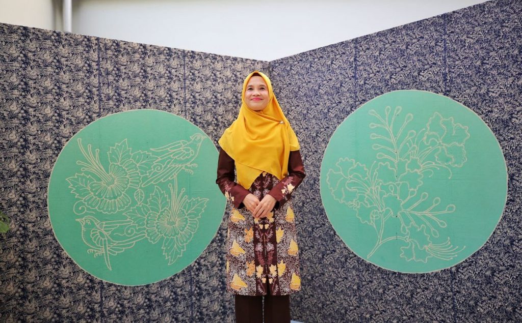 Hari Batik Nasional: Kota Bandung Pamerkan Batik Khas Raksasa Ukuran 450 M