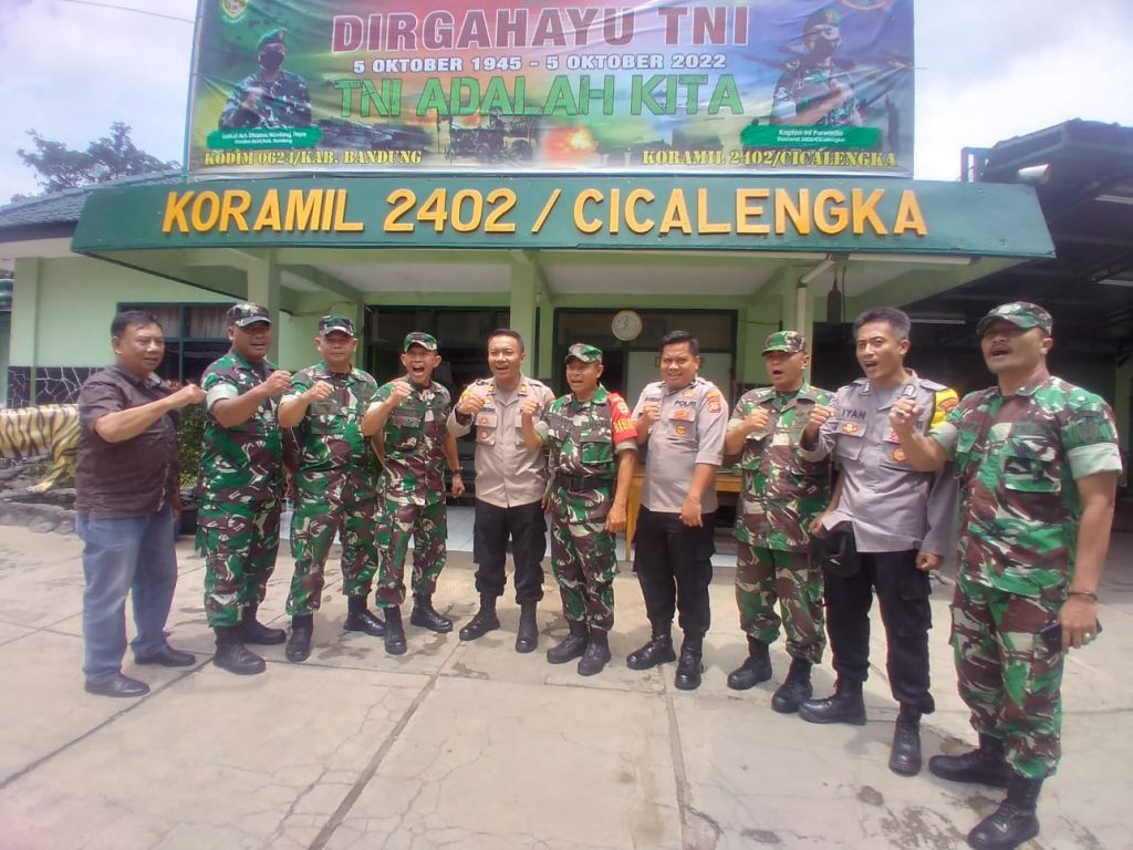 Ajak Musisi Angklung, Kapolsek Cikancung Datangi Koramil 2402/Cicalengka