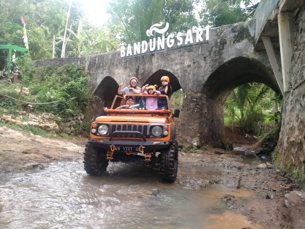 Hobi Petualang, Jeep Pandawa Adventure Manjakan Para Wisatawan Lintasi Track Susur Sungai