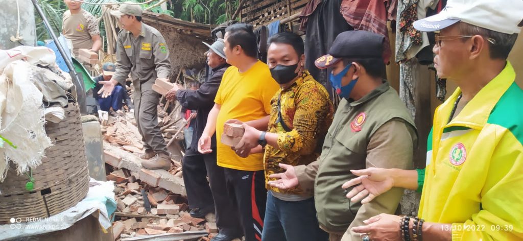 Rumah Warga Ambruk Akibat Tergerus Aliran Selokan