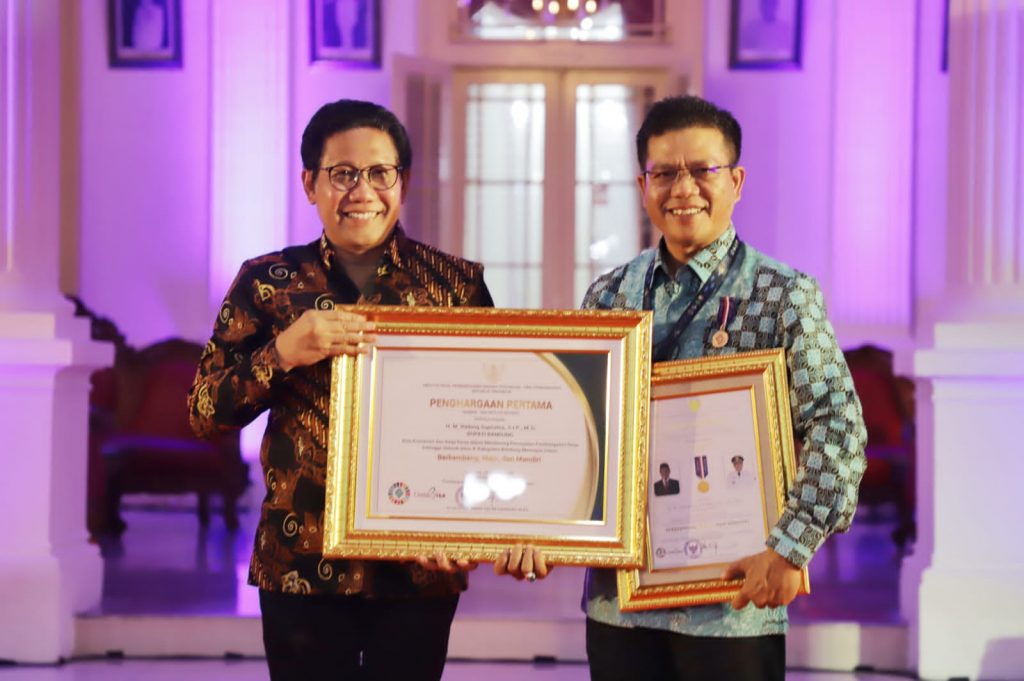 Kerja Keras Bangun Desa, Bupati Bandung Raih Penghargaan Dari Menteri Desa