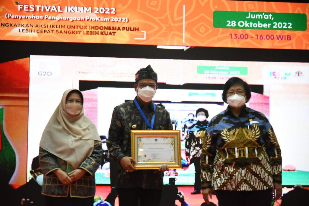 Lagi, Bupati Bandung Raih Piagam Pembina Proklim 2022