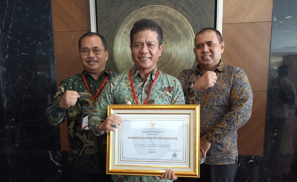 Bupati Bandung Terima Penghargaan dari Komisi Aparatur Sipil Negara