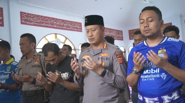Ratusan Suporter Meninggal di Stadion Kanjuruhan, Polresta Bandung Gelar Salat Gaib Bersama Bobotoh