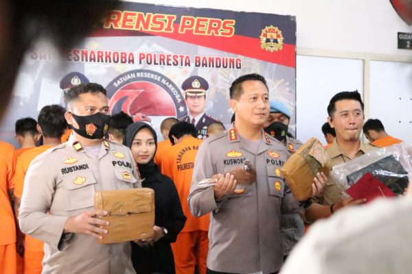 Cekoki Burung Merpati Pakai Ganja, 17 Tersangka Diamankan SatNarkoba Polresta Bandung