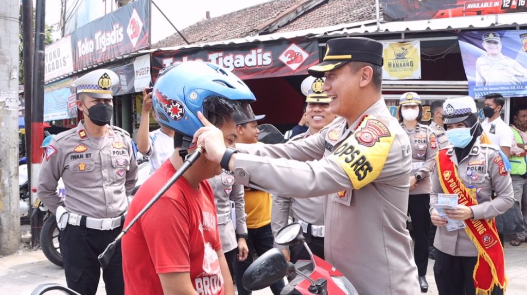 Hari Pertama Operasi Zebra Lodaya 2022, Polresta Bandung Bagi-Bagi Helm dan Sembako