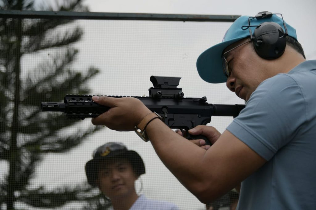 Pertama Kali Hadiri Kompetisi Menembak, Ridwan Kamil Tuntaskan Bidikan dengan Sempurna