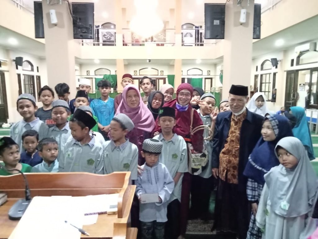 Bertepatan Peristiwa Gerhana Bulan, Jemaah Masjid Al Fitrah Santuni 40 Anak Asuh