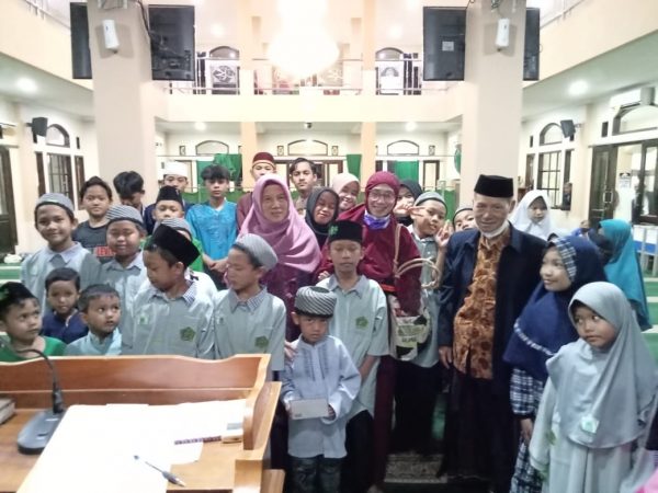 Bertepatan Peristiwa Gerhana Bulan, Jemaah Masjid Al Fitrah Santuni 40 Anak Asuh