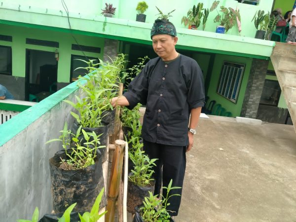 Pemerintahan Desa Dampit Manfaatkan Lantai Bangunan Untuk Menanam Sayuran