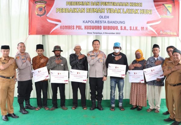 Disperkimtan Kab Bandung Serahkan Kunci Rutilahu yang Beres Dibedah