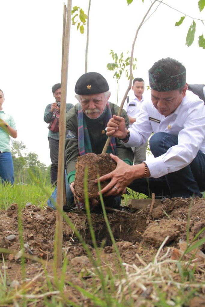 Hijaukan Lahan, Bupati Bandung Ajak Pelajar Tanam Pohon